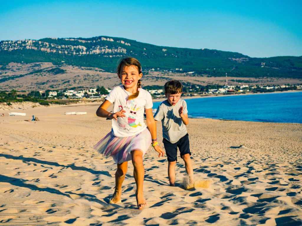 bežící děti na duně na pláži bolonia