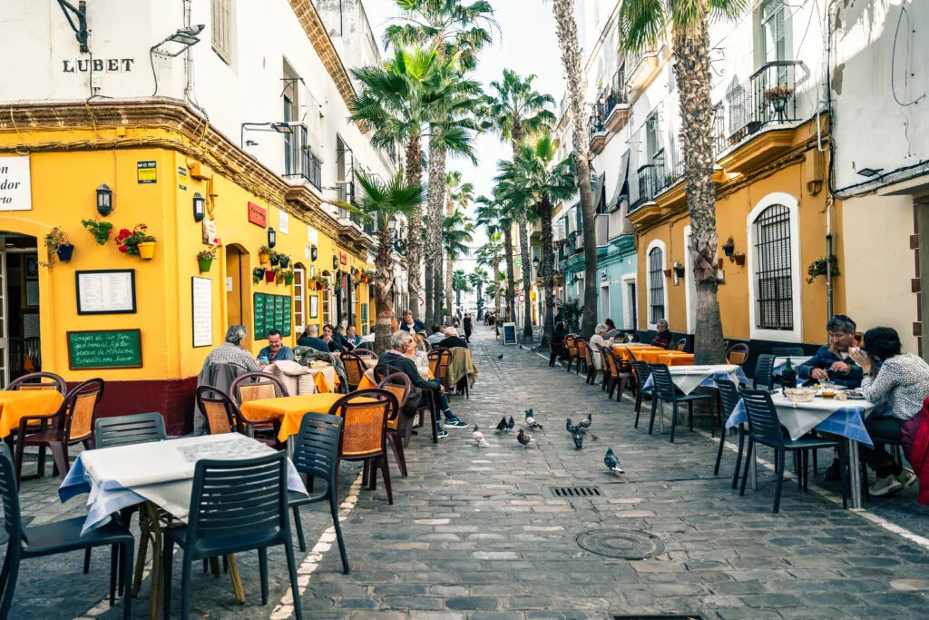 ulice s restauracemi v cádiz