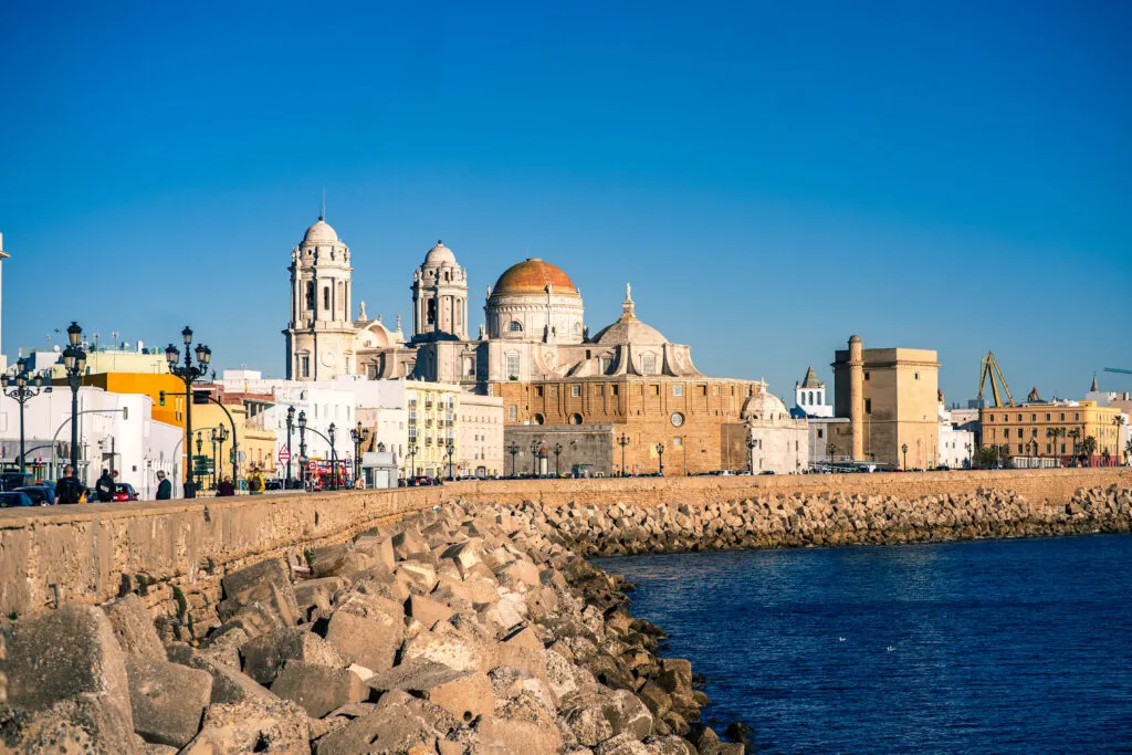 katedrála v cádiz z nábřeží