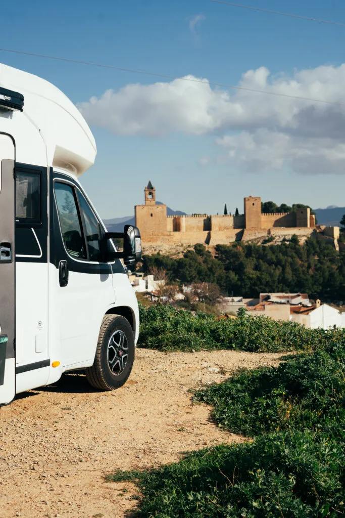 obytné auto ve španělsku zaparkované s výhledem na hrad v antequera, půjčovna obytných aut málaga