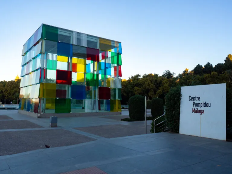 galerie moderního umění pompidou v přístavu ve španělské málaze