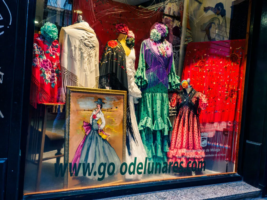 výkladní skřín se španělskými šaty na flamenco