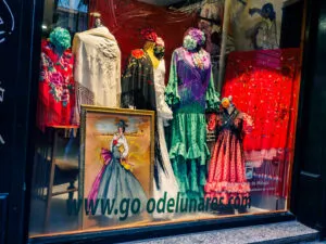 výkladní skřín se španělskými šaty na flamenco