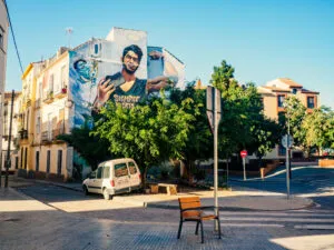 dům s velkým street art v části města malaga španělsko