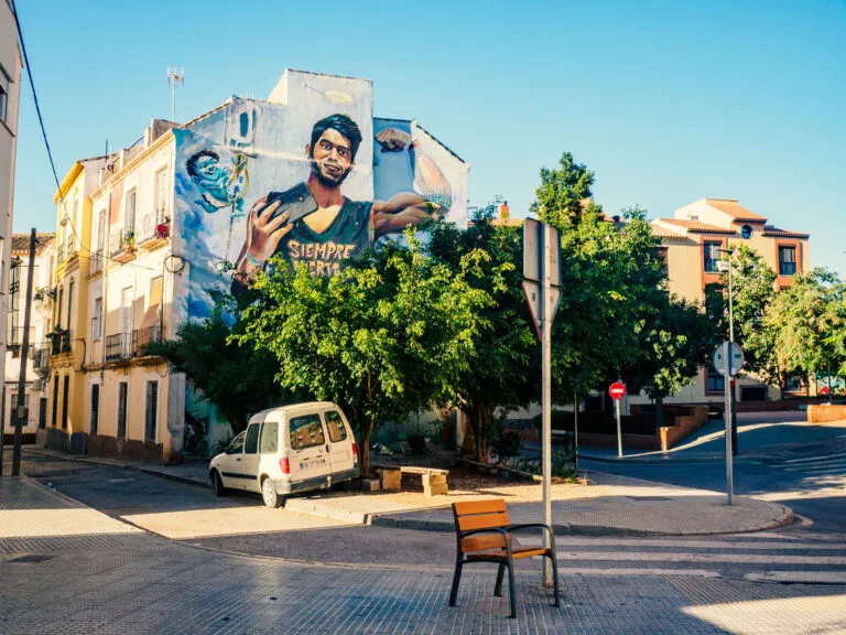 dům s velkým street art v části města malaga španělsko