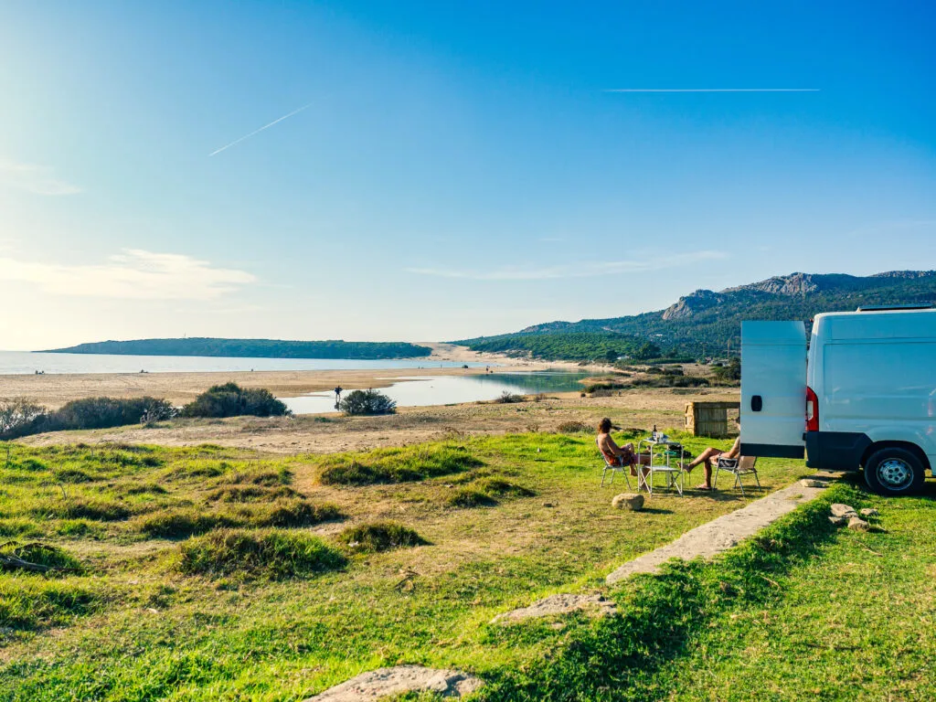 pláž bolonia s dunou v pozadí