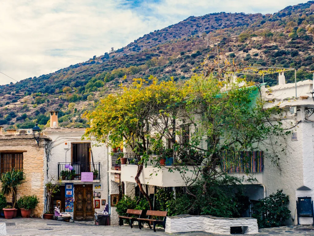 náměstí ve vesnici pampameira ve španělském pohoří alpujarras